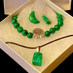 Stunning Necklace set using real stones!!